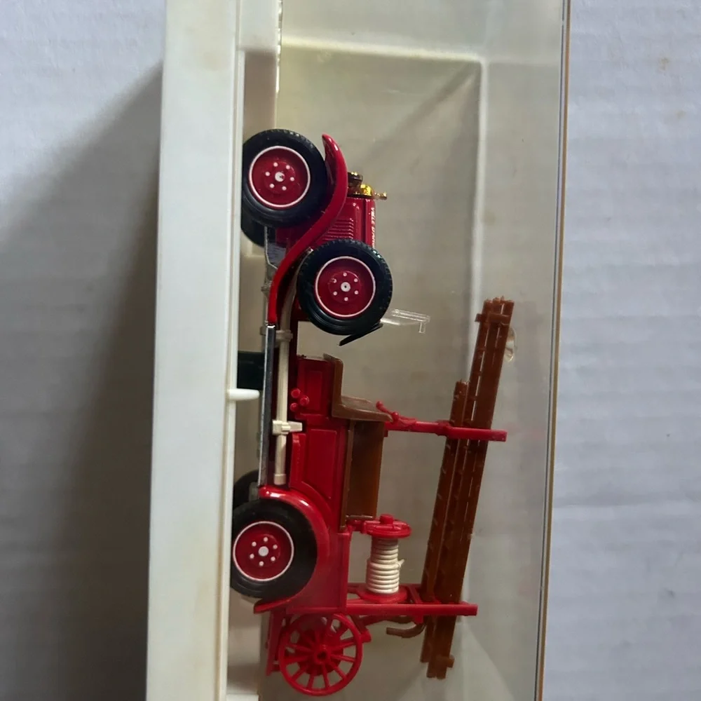 Miniature die cast fire engine in display case - Picture 7 of 9